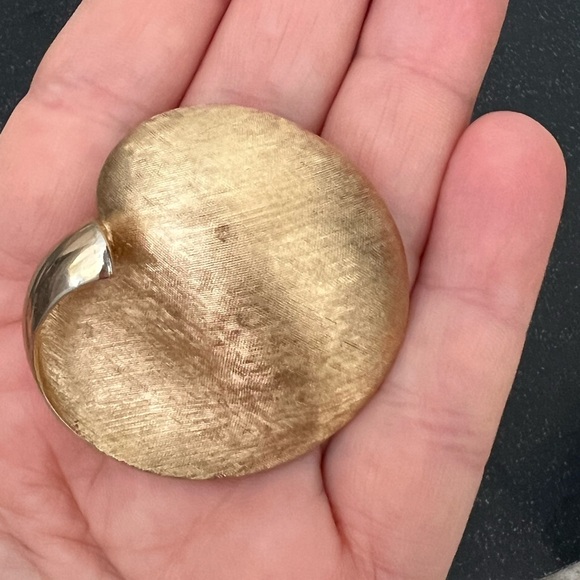 Vintage Crown Trifari Brooch Gold Tone 60s Sculptural with matching earrings - Picture 3 of 5